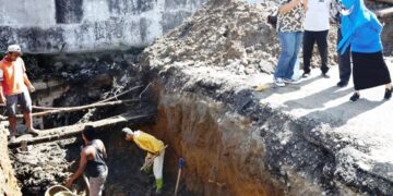 Wali Kota saat meninjau perbaikan  gorong-gorong
Foto: IN