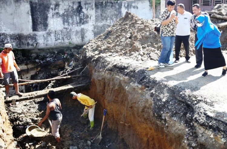 Wali Kota saat meninjau perbaikan  gorong-gorong
Foto: IN