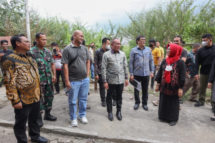 Gubsu didampingi Wali Kota tinjauan stadion Sangnaualuh
Foto: IST