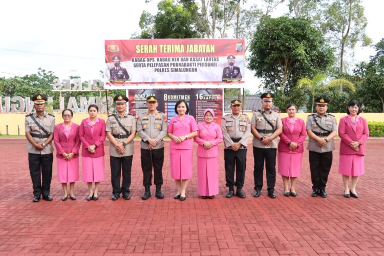 Kapolres Simalungun sematkan tanda jabatan kepada pejabat baru
Foto: IST