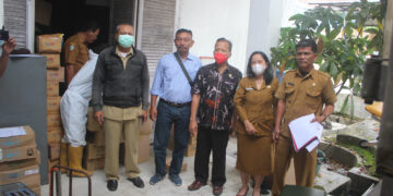 Kadis Kesehatan dan pejabat terkait besama anggota DPRD Siantar  di depan gudang farmasi tempat obat kadaluarsa 
Foto: IN