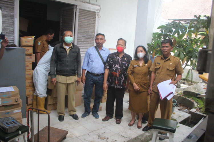 Kadis Kesehatan dan pejabat terkait besama anggota DPRD Siantar  di depan gudang farmasi tempat obat kadaluarsa 
Foto: IN