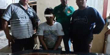 Pelaku bersama barang bukti diapit petugas
Foto: IST