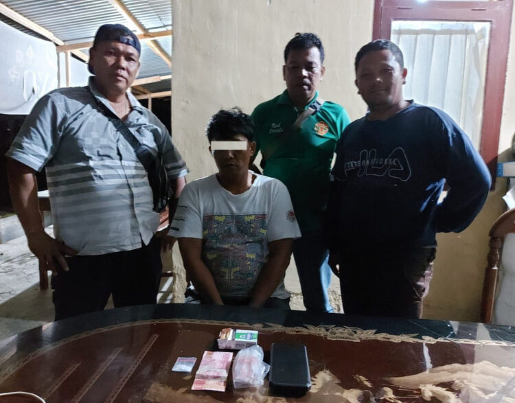 Pelaku bersama barang bukti diapit petugas
Foto: IST