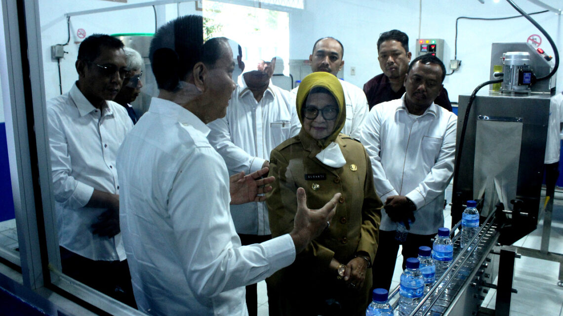 Wali kota didampingi Dirut Perumda Tirta Uli berada di ruang produksi

Foto: IN