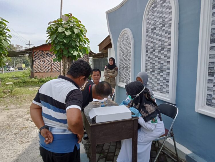 Sopir bus saat jalani test urine

Foto: Ist