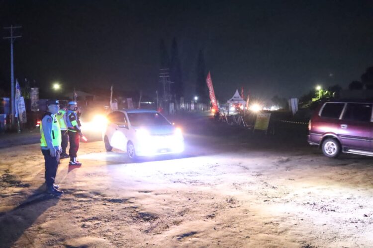 Personil mengatur kendaraan yang melintas lewat jalur tol
Foto: Tan