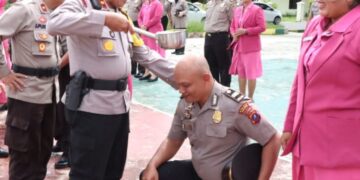 Tradisi memandikan air bunga kenaikan pangkat
Foto: IST