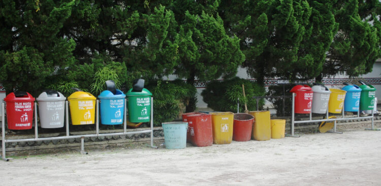Tong sampah banyak tapi kosong
Foto: IN