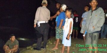 Personil Polsek Tanah Jawa bersama warga melakukan pencarian\
FOTO: IST