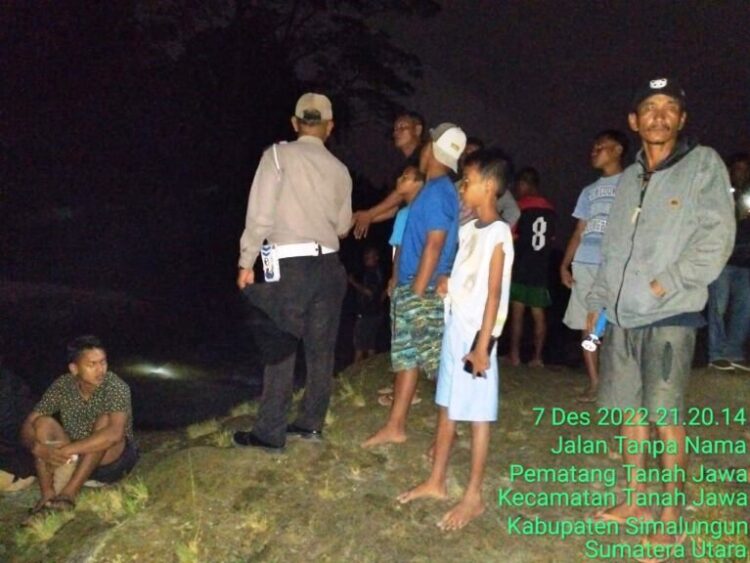 Personil Polsek Tanah Jawa bersama warga melakukan pencarian\
FOTO: IST