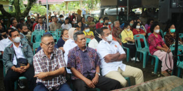 Sejumlah masyarakat saat mengeluhkan soal Bannsos 
Foto: IN