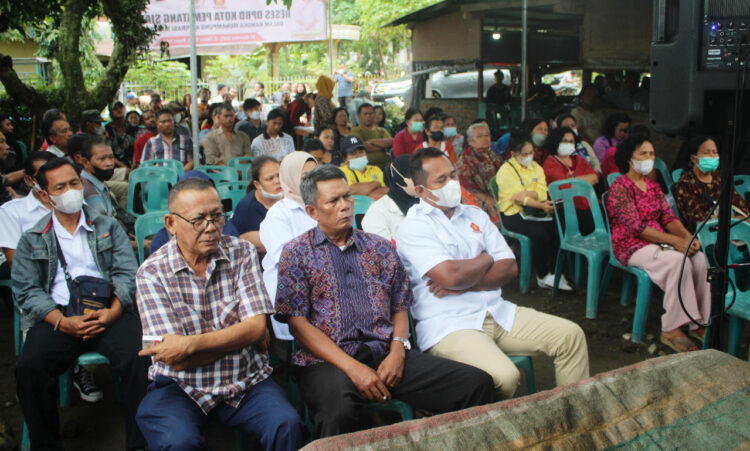 Sejumlah masyarakat saat mengeluhkan soal Bannsos 
Foto: IN