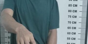 Tersangka dan barbut satu bal ganja  
Foto: IST
