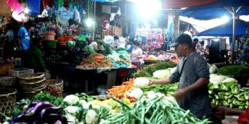 Transaksi jual beli di Pasar Horas  
Foto: IN