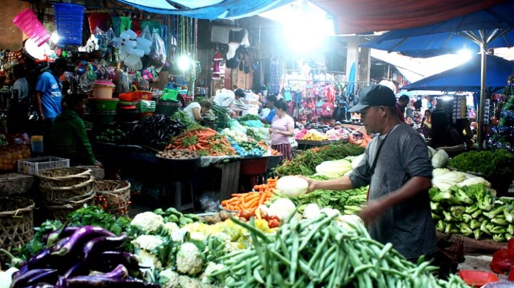 Transaksi jual beli di Pasar Horas  
Foto: IN