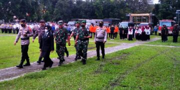 Kapolres bersama Walikota memeriksa barisan upacara Ops Lilin Toba

Foto: IST