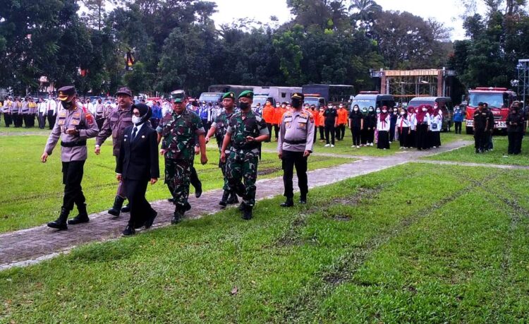 Kapolres bersama Walikota memeriksa barisan upacara Ops Lilin Toba

Foto: IST