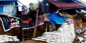 Kondisi longsor yang mengancam rumah warga
Foto: Amb