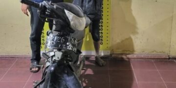 Teks Foto:
Pelaku didempet petugas dan barang bukti