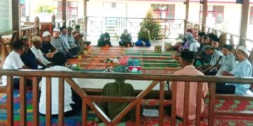 Al-Habib Muhammad Ridho Al-Qadri PhD dan pengurus BKM Mesjid Raya  
Rapat penyusunan program BKM Mesjid Raya tahun 2023
Foto: IST