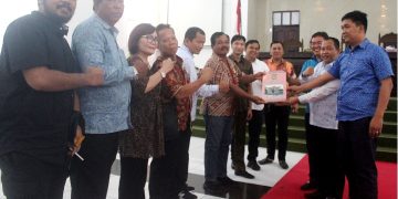 Penyerahan hasil paripurna pengajuan  hak angket dari Ketua DPRD Siantar kepada  Pansus hak angket.
Foto: IN