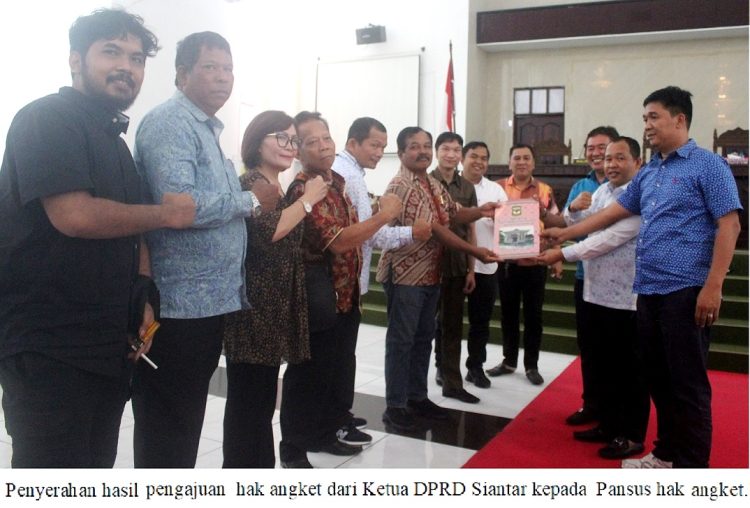 Penyerahan hasil paripurna pengajuan hak angket dari Ketua DPRD Siantar kepada Pansus hak angket.
Foto: IN