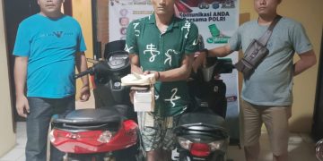 Pelaku dan barang bukti diapit Polisi 

Foto; IST