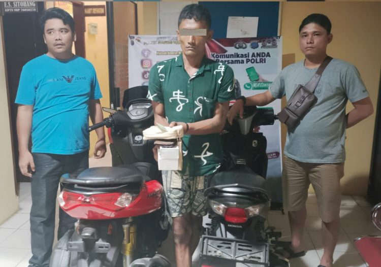 Pelaku dan barang bukti diapit Polisi 

Foto; IST