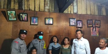 Gadis kecil dan keluarga berpoto bersama Kanit Reskrim Iptu Ponijan SH  
Foto: IST