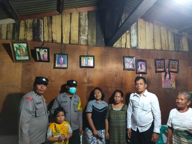 Gadis kecil dan keluarga berpoto bersama Kanit Reskrim Iptu Ponijan SH  
Foto: IST
