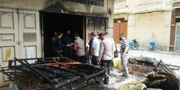 Tim Labfor Poldasu di lokasi gudang perabotan yang terbakar
Foto: IST