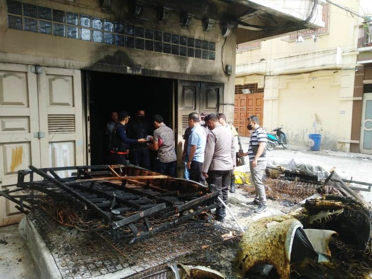 Tim Labfor Poldasu di lokasi gudang perabotan yang terbakar
Foto: IST