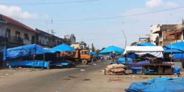 Situasi sepi di Jalan Gotong royong sekitar Pasar Parluasan
Penumpang yang akan berangkat ke Medan

Foto: IN