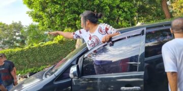 Kejadian di lokasi dan perempuan yang mengaku sebagai istri oknum Polisi
   
Foto: JR