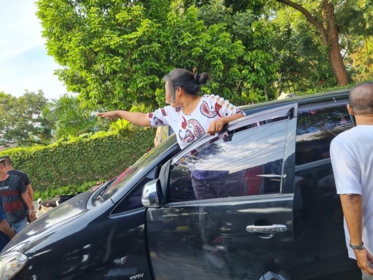 Kejadian di lokasi dan perempuan yang mengaku sebagai istri oknum Polisi
   
Foto: JR