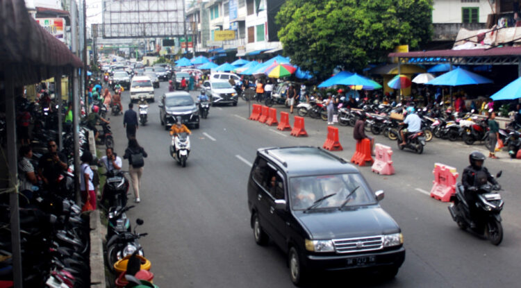 Kondisi arus lalu lintas di Jalan Merdeka sekitar Pasar Horas
Foto: in