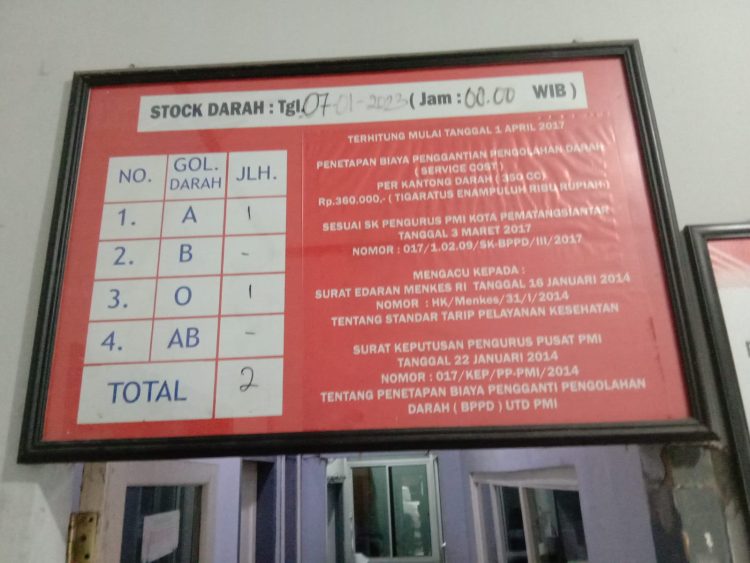 Papan tulis PMI menyatakan stock darah PMI minim

Foto: IST