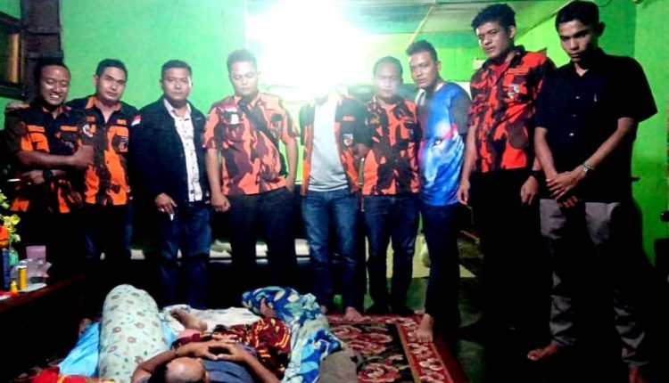 Saat menjeguk rekan juang yang mengalami kecelakaan lalulintas
Foto: IST