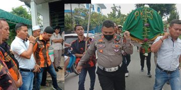 Jenazah di bawa dari rumah duka menuju ke Mesjid
Andika Prayogi Sinaga SE menyampaikan kata turut berduka cita
Foto: Jr
