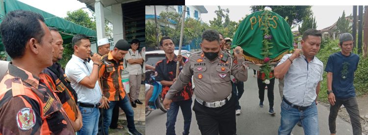 Jenazah di bawa dari rumah duka menuju ke Mesjid
Andika Prayogi Sinaga SE menyampaikan kata turut berduka cita
Foto: Jr