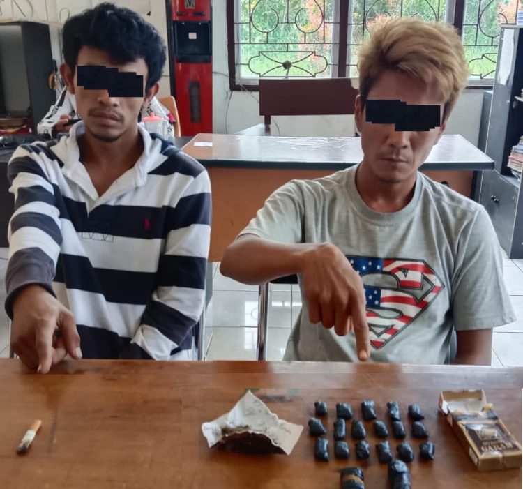 Kedua pelaku dan barbut ganja