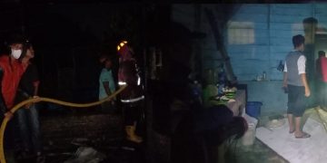 Petugas Damkar di lokasi