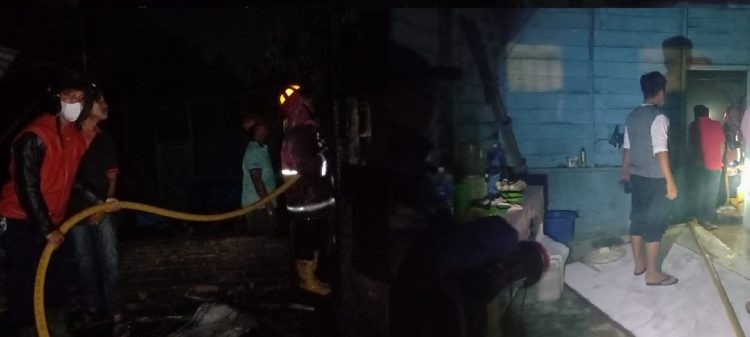 Petugas Damkar di lokasi