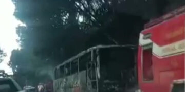 Bus Paradep yang terbakar                                                                                                                                                           .Foto: IST