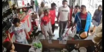 Video pria pemilik sepeda motor aniaya pemilik bengkel