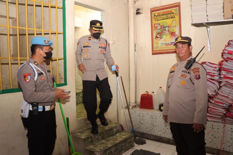 Personil setelah mengambil urine  

Foto: IST