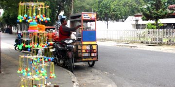 Pedagang lato-lato di sekitar lapangan H Adam Malik
Foto: IN