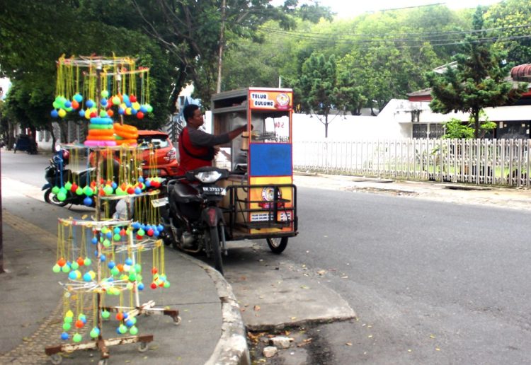 Pedagang lato-lato di sekitar lapangan H Adam Malik
Foto: IN