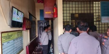 Kapolres bersama anggota sidak sel tahanan
Foto: IST